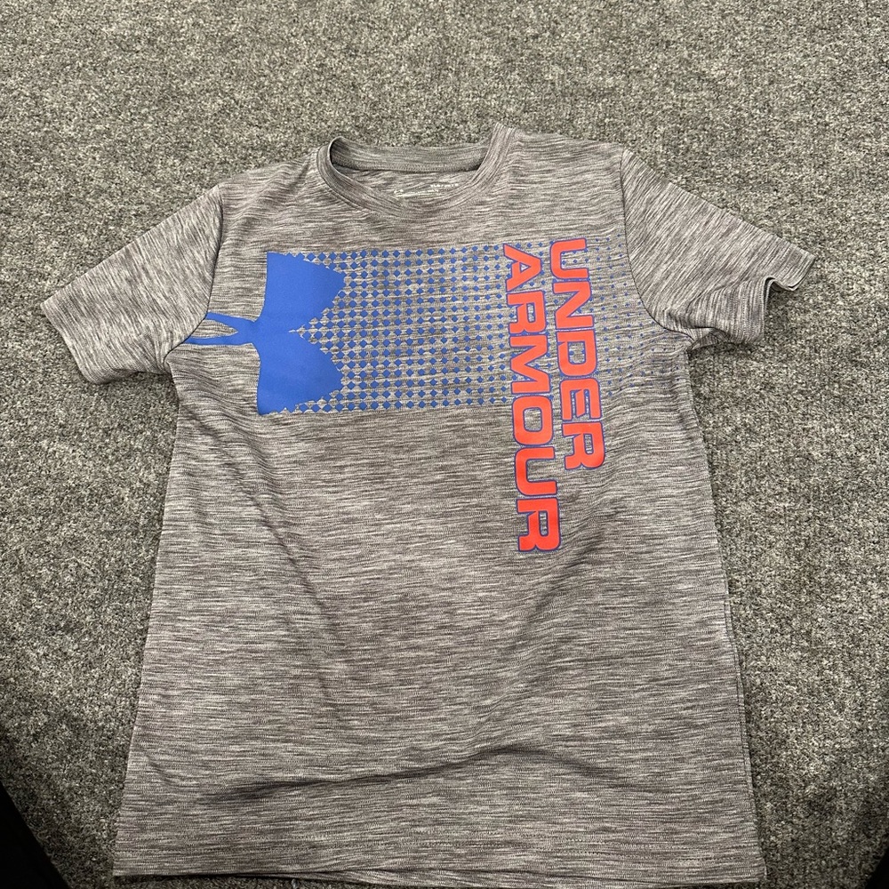 Heather grey short sleeve t-shirt.